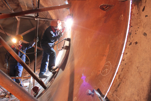 工人對回轉窯窯內進行焊接